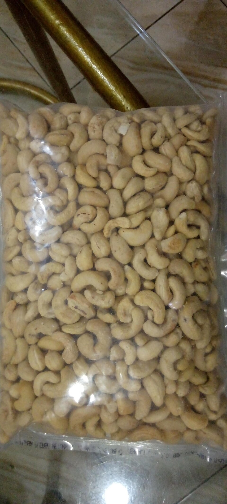 Packed whole cashew kernels